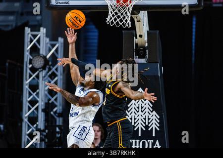 25 gennaio 2024: La guardia dei Georgia Southern Eagles Malik Tidwell (0) spara sotto gli Appalachi State Mountaineers guardia Myles Tate (12) nella partita di basket NCAA all'Holmes Center di Boone, NC. (Scott Kinser/CSM) (immagine di credito: © Scott Kinser/CSM via ZUMA Press Wire) Foto Stock