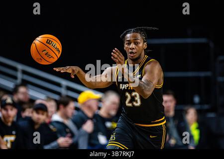 25 gennaio 2024: La guardia degli Appalachi Terence Harcum (23) passa in campo contro i Georgia Southern Eagles nella partita di basket NCAA all'Holmes Center di Boone, North Carolina. (Scott Kinser/CSM) (immagine di credito: © Scott Kinser/CSM via ZUMA Press Wire) Foto Stock