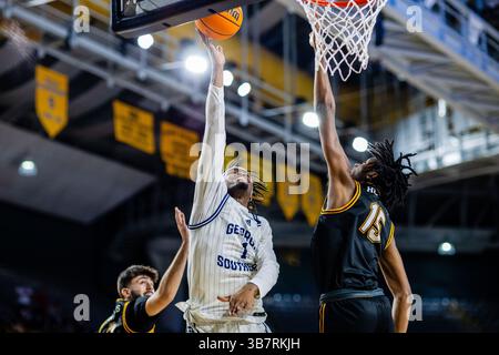 25 gennaio 2024: L'attaccante della Georgia Southern Eagles Cam Bryant (1) spara all'attaccante degli Appalachi State Mountaineers CJ Huntley (15) nella partita di basket NCAA all'Holmes Center di Boone, North Carolina. (Scott Kinser/CSM) (immagine di credito: © Scott Kinser/CSM via ZUMA Press Wire) Foto Stock