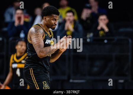 25 gennaio 2024: L'attaccante degli Appalachi Donovan Gregory (11) celebra durante il primo tempo contro i Georgia Southern Eagles nella partita di basket NCAA all'Holmes Center di Boone, North Carolina. (Scott Kinser/CSM) (immagine di credito: © Scott Kinser/CSM via ZUMA Press Wire) Foto Stock