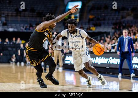 25 gennaio 2024: La guardia dei Georgia Southern Eagles Tyren Moore (12) gira intorno agli Appalachi State Mountaineers guardia Xavion Brown (0) nella partita di basket NCAA all'Holmes Center di Boone, North Carolina. (Scott Kinser/CSM) (immagine di credito: © Scott Kinser/CSM via ZUMA Press Wire) Foto Stock