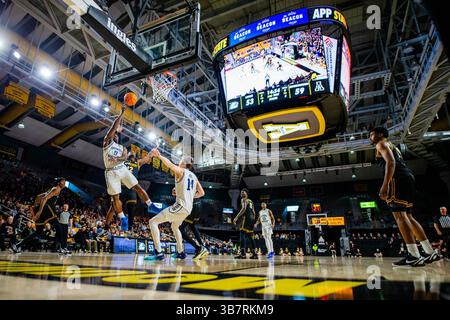 25 gennaio 2024: La guardia Malik Tidwell (0) della Georgia Southern Eagles riceve dagli Appalachian State Mountaineers la guardia Myles Tate (12) per un layup nel match di basket NCAA all'Holmes Center di Boone, NC. (Scott Kinser/CSM) (immagine di credito: © Scott Kinser/CSM via ZUMA Press Wire) Foto Stock