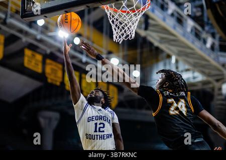 25 gennaio 2024: La guardia Tyren Moore (12) della Georgia Southern Eagles riceve dall'attaccante TreVon Spillers degli Appalachian State Mountaineers (24) per un layup nel match di basket NCAA all'Holmes Center di Boone, North Carolina. (Scott Kinser/CSM) (immagine di credito: © Scott Kinser/CSM via ZUMA Press Wire) Foto Stock