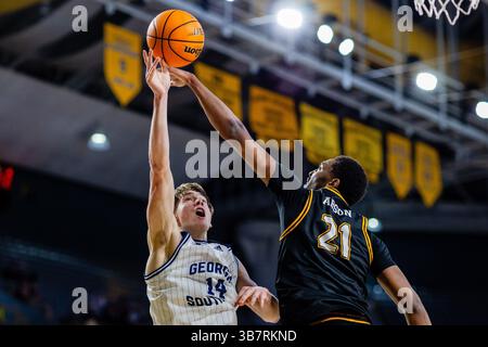 25 gennaio 2024: L'attaccante della Georgia Southern Eagles Collin Kuhl (14) viene bloccato dall'attaccante degli Appalachi State Mountaineers Justin Abson (21) nella partita di basket NCAA all'Holmes Center di Boone, NC. (Scott Kinser/CSM) (immagine di credito: © Scott Kinser/CSM via ZUMA Press Wire) Foto Stock