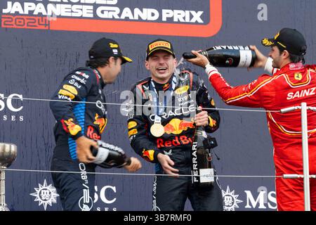 7 aprile 2024, Suzuka, Giappone: Il podio (L-R): 2° posto SERGIO PEREZ (Red Bull Racing), il vincitore MAX VERSTAPPEN (Red Bull Racing) e 3° posto CARLOS SAINZ JR (Scuderia Ferrari) festeggiano durante la cerimonia del podio dopo il Gran Premio di Formula 1 del Giappone, sul circuito di Suzuka. (Immagine di credito: © Taidgh Barron/ZUMA Press Wire) Foto Stock