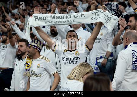 9 aprile 2024, Madrid, Spagna: I tifosi del Real Madrid mostrano il loro sostegno prima della partita di andata dei quarti di finale di UEFA Champions League tra il Real Madrid CF e il Manchester City all'Estadio Santiago Bernabeu il 9 aprile 2024 a Madrid, Spagna. (Immagine di credito: © Gerard Franco/DAX tramite ZUMA Press Wire) Foto Stock