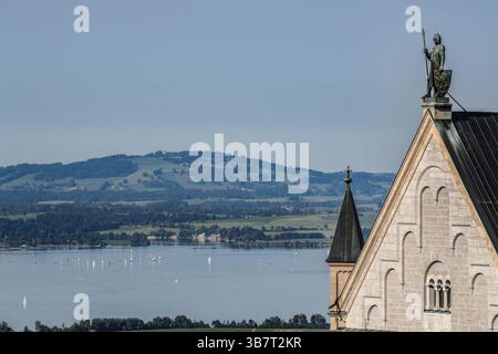 25 settembre 2021, Hohenschwangau, Tirana, Germania: Il lago Alpsee e parte del castello di Neuschwanstein possono essere visti vicino a Hohenschwangau nella regione bavarese di AllgÃ¤u. L'edificio fu eretto per il re bavarese Ludovico II, ma non fu mai completamente completato. (Immagine di credito: © Armando Babani/ZUMA Press Wire) Foto Stock