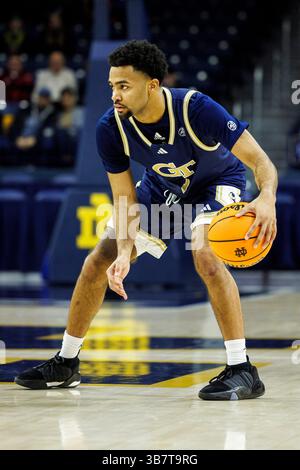 14 febbraio 2024: La guardia della Georgia Tech Kyle Sturdivant (1) dribbla la palla durante la partita di basket NCAA tra i Georgia Tech Yellow Jackets e i Notre Dame Fighting Irish al Purcell Pavilion al Joyce Center di South Bend, Indiana. John Mersits/CSM. (Immagine di credito: © John Mersits/CSM tramite ZUMA Press Wire) Foto Stock