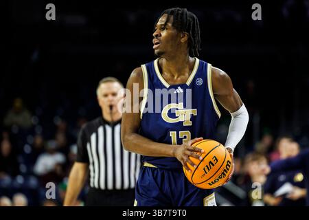 14 febbraio 2024: La guardia della Georgia Tech Miles Kelly (13) sta per passare la palla durante la partita di basket NCAA tra i Georgia Tech Yellow Jackets e i Notre Dame Fighting Irish al Purcell Pavilion al Joyce Center di South Bend, Indiana. John Mersits/CSM. (Immagine di credito: © John Mersits/CSM tramite ZUMA Press Wire) Foto Stock