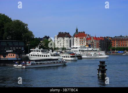 Svezia, Stoccolma, Nybroplan. Il lungomare della città vecchia con le sue colorate facciate in stile art nouveau. Foto Stock