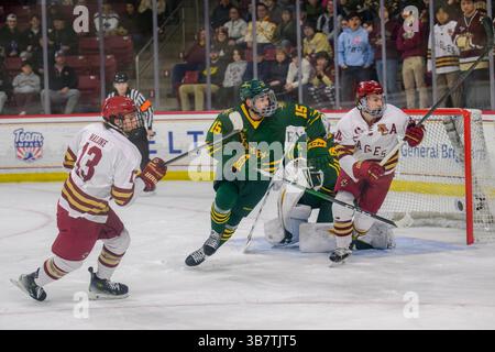 24 febbraio 2024, Boston, ma, Stati Uniti: LUCA MUZENBERGER #15 del Vermont JACK MALONE #13 del Boston College MIKE POSMA#12 del Boston College (immagine di credito: © James Patrick Cooper/ZUMA Press Wire) Foto Stock