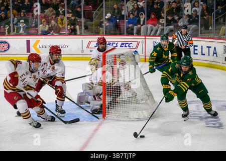24 febbraio 2024, Boston, ma, Stati Uniti: Mateo DIXON #11 del Vermont G JACOB FOWLER #1 del Boston College, THOMAS SINCLAIR #26 del Vermont MIKE POSMA#12 del Boston College, AIDAN HRESCHAK #7 del Boston College (immagine di credito: © James Patrick Cooper/ZUMA Press Wire) Foto Stock