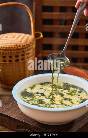 Zuppa di alghe e uova Foto Stock