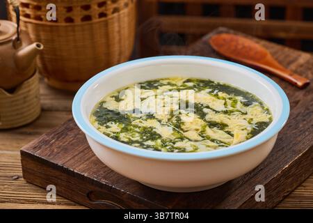 Zuppa di alghe e uova Foto Stock