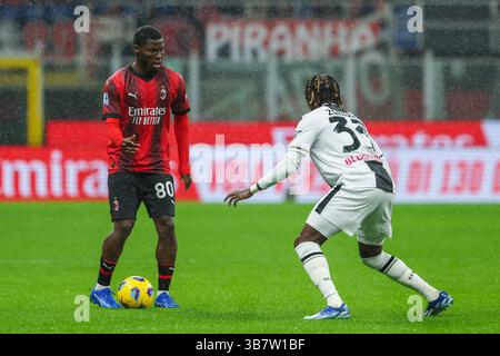 4 novembre 2023, Milano, Italia: Yunus Musah dell'AC Milan (L) gareggia per il ballo con Jordan Zemura dell'Udinese calcio (R) durante la partita di calcio di serie A 2023/24 tra AC Milan e Udinese calcio allo stadio San Siro, Milano, Italia il 4 novembre 2023 - foto FCI / Fabrizio Carabelli (immagine di credito: © Fabrizio Carabelli/SOPA Images via ZUMA Press Wire) Foto Stock