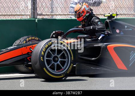 10 marzo 2024, Jeddah, Provincia di Makkah, Regno dell'Arabia Saudita: F2 Rafael Villagomez (mex) di Van Amersfoort Racing #15 dopo essersi schiantato nelle prove libere 1 durante la quarta edizione del Gran Premio dell'Arabia Saudita di Formula 1. (Immagine di credito: © Taidgh Barron/ZUMA Press Wire) Foto Stock