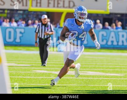 14 ottobre 2023, Chapel Hill, Carolina del Nord, Stati Uniti: Il running back dell'UNC BRITISH BROOKS (24) corre la palla durante la partita Campbell e UNC del 4 ottobre 2023 al Kenan Stadium di Chapel Hill, NC. (Immagine di credito: © Israel anta via ZUMA Press Wire) Foto Stock
