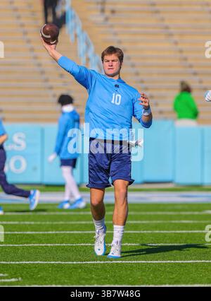 14 ottobre 2023, Chapel Hill, North Carolina, USA: Il quarterback dell'UNC DRAKE MAYE (10) si riscalda prima della partita Campbell e UNC del 4 ottobre 2023 al Kenan Stadium di Chapel Hill, NC. (Immagine di credito: © Israel anta via ZUMA Press Wire) Foto Stock