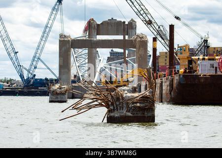 11 maggio 2024, Dundalk, MD, Stati Uniti d'America: Pezzi di capriata d'acciaio e detriti sporgono dal fiume Patapsco dal crollato Francis Scott Key Bridge mentre la pulizia e la rimozione entrano nella fase finale, 11 maggio 2024, vicino a Dundalk, Maryland. Il ponte è stato colpito dalla nave container MV Dali da 984 piedi il 26 marzo e crollò uccidendo sei lavoratori. (Immagine di credito: © Christopher Rosario/U.S. Army/Planet Pix tramite ZUMA Press Wire) Foto Stock