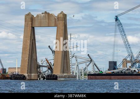 11 maggio 2024, Dundalk, MD, Stati Uniti d'America: Pezzi di capriata d'acciaio e detriti sporgono dal fiume Patapsco dal crollato Francis Scott Key Bridge mentre la pulizia e la rimozione entrano nella fase finale, 11 maggio 2024, vicino a Dundalk, Maryland. Il ponte è stato colpito dalla nave container MV Dali da 984 piedi il 26 marzo e crollò uccidendo sei lavoratori. (Immagine di credito: © Christopher Rosario/U.S. Army/Planet Pix tramite ZUMA Press Wire) Foto Stock