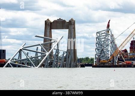 11 maggio 2024, Dundalk, MD, Stati Uniti d'America: Pezzi di capriata d'acciaio e detriti sporgono dal fiume Patapsco dal crollato Francis Scott Key Bridge mentre la pulizia e la rimozione entrano nella fase finale, 11 maggio 2024, vicino a Dundalk, Maryland. Il ponte è stato colpito dalla nave container MV Dali da 984 piedi il 26 marzo e crollò uccidendo sei lavoratori. (Immagine di credito: © Christopher Rosario/U.S. Army/Planet Pix tramite ZUMA Press Wire) Foto Stock