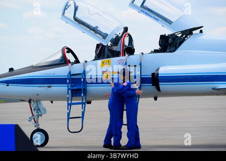 25 aprile 2024 - Merritt Island, Florida, USA - gli astronauti della NASA (L-R) BUTCH WILMORE e SUNITA WILLIAMS arrivano in un Northrop T-38 Talon presso la struttura di lancio e atterraggio del Kennedy Space Center della NASA in Florida giovedì 25 aprile 2024, in vista della missione di test di volo della NASA e della Boeing. WILMORE e WILLIAMS saliranno a bordo della navicella spaziale Starliner sulla cima di un razzo Atlas V della United Launch Alliance (ULA) che dovrebbe essere lanciato alle 22:34 PM ET il 6 maggio dallo Space Launch Complex 41 alla stazione spaziale Internazionale di Cape Canaveral. (Immagine di credito: © Jennifer Briggs/ZUMA Press Foto Stock