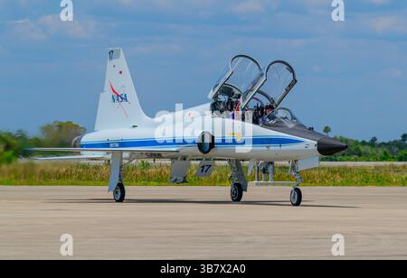 25 aprile 2024 - Merritt Island, Florida, USA - gli astronauti della NASA (L-R) SUNITA WILLIAMS e BUTCH WILMORE arrivano in un Northrop T-38 Talon presso la struttura di lancio e atterraggio del Kennedy Space Center della NASA in Florida giovedì 25 aprile 2024, in vista della missione di test di volo della NASA e della Boeing. WILMORE e WILLIAMS saliranno a bordo della navicella spaziale Starliner sulla cima di un razzo Atlas V della United Launch Alliance (ULA) che dovrebbe essere lanciato alle 22:34 PM ET il 6 maggio dallo Space Launch Complex 41 della Cape Canaveral Space Force Station alla stazione spaziale Internazionale. (Immagine di credito: © Jennifer Briggs/ZUMA Press W Foto Stock