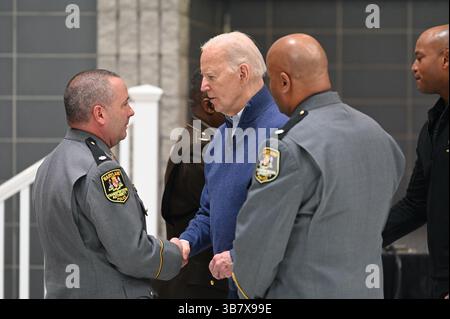 5 aprile 2024, Dundalk, MD, Stati Uniti d'America: Il presidente degli Stati Uniti Joe Biden, centro, ringrazia gli agenti di polizia MDTA che hanno salvato vite durante il crollo del disastro di Francis Scott Key Bridge nella sede del Maryland Department of Transportation, 5 aprile 2024 a Dundalk, Maryland. (Immagine di credito: © Carter Elliott/Mdgovpics/Planet Pix via ZUMA Press Wire) Foto Stock