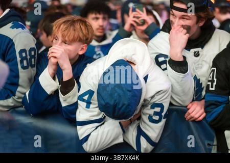 24 aprile 2024, Toronto, Ontario, Canada: I tifosi reagiscono a un gol netto vuoto durante la gara 3 alla festa del portellone fuori dalla Scotiabank Arena di Toronto. La partita casalinga fu trasmessa sul grande schermo di Maple Leaf Square mentre i Leafs incontravano i Bruins. Toronto ha perso contro Boston 4-2. (Immagine di credito: © Christopher Drost/SHIFT digital tramite ZUMA Press Wire) Foto Stock