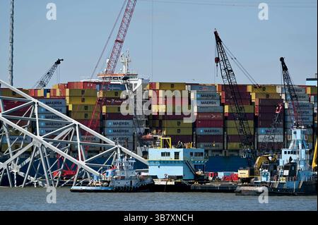 16 aprile 2024, Dundalk, MD, Stati Uniti d'America: Gru per chiatte lavoro per rimuovere capriate dal crollato Francis Scott Key Bridge intorno alla nave da carico MV Dali che blocca il canale di Fort McHenry, 16 aprile 2024, vicino a Dundalk, Maryland. Il ponte fu colpito dalla nave portacontainer di 984 piedi il 26 marzo e crollò uccidendo sei lavoratori. (Immagine di credito: © Mdgovpics/Maryland Governor/Planet Pix via ZUMA Press Wire) Foto Stock