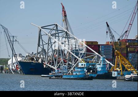 16 aprile 2024, Dundalk, MD, Stati Uniti d'America: Gru per chiatte lavoro per rimuovere capriate dal crollato Francis Scott Key Bridge intorno alla nave da carico MV Dali che blocca il canale di Fort McHenry, 16 aprile 2024, vicino a Dundalk, Maryland. Il ponte fu colpito dalla nave portacontainer di 984 piedi il 26 marzo e crollò uccidendo sei lavoratori. (Immagine di credito: © Mdgovpics/Maryland Governor/Planet Pix via ZUMA Press Wire) Foto Stock