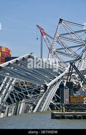 16 aprile 2024, Dundalk, MD, Stati Uniti d'America: La MV Dali incastrata in capriate d'acciaio dopo essere stata colpita nel Francis Scott Key Bridge attende la rimozione dei detriti che bloccano il canale di Fort McHenry, 16 aprile 2024, vicino a Dundalk, Maryland. Il ponte fu colpito dalla nave portacontainer di 984 piedi il 26 marzo e crollò uccidendo sei lavoratori. (Immagine di credito: © Mdgovpics/Maryland Governor/Planet Pix via ZUMA Press Wire) Foto Stock