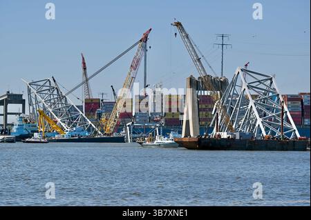 16 aprile 2024, Dundalk, MD, Stati Uniti d'America: Gru per chiatte lavoro per rimuovere capriate dal crollato Francis Scott Key Bridge intorno alla nave da carico MV Dali che blocca il canale di Fort McHenry, 16 aprile 2024, vicino a Dundalk, Maryland. Il ponte fu colpito dalla nave portacontainer di 984 piedi il 26 marzo e crollò uccidendo sei lavoratori. (Immagine di credito: © Mdgovpics/Maryland Governor/Planet Pix via ZUMA Press Wire) Foto Stock