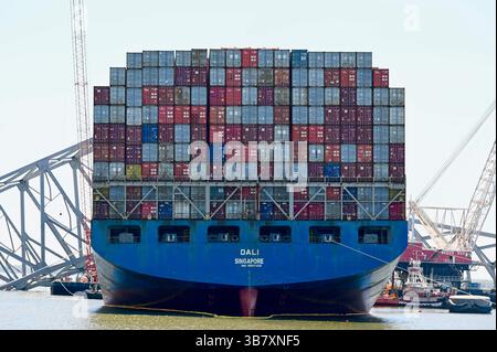 16 aprile 2024, Dundalk, MD, Stati Uniti d'America: La MV Dali incastrata in capriate d'acciaio dopo essere stata colpita nel Francis Scott Key Bridge attende la rimozione dei detriti che bloccano il canale di Fort McHenry, 16 aprile 2024, vicino a Dundalk, Maryland. Il ponte fu colpito dalla nave portacontainer di 984 piedi il 26 marzo e crollò uccidendo sei lavoratori. (Immagine di credito: © Mdgovpics/Maryland Governor/Planet Pix via ZUMA Press Wire) Foto Stock
