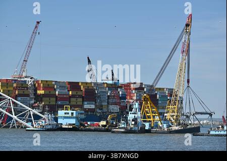 16 aprile 2024, Dundalk, MD, Stati Uniti d'America: Gru per chiatte lavoro per rimuovere capriate dal crollato Francis Scott Key Bridge intorno alla nave da carico MV Dali che blocca il canale di Fort McHenry, 16 aprile 2024, vicino a Dundalk, Maryland. Il ponte fu colpito dalla nave portacontainer di 984 piedi il 26 marzo e crollò uccidendo sei lavoratori. (Immagine di credito: © Mdgovpics/Maryland Governor/Planet Pix via ZUMA Press Wire) Foto Stock