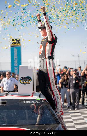 Christopher Bell celebra la sua vittoria per The Shriners Children's 500 ad Avondale, Arizona, USA. (Immagine di credito: © Logan T Arce Action Sports Photo/CSM via ZUMA Press Wire) Foto Stock