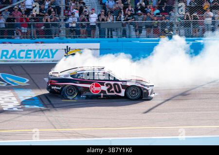 Christopher Bell celebra la sua vittoria per The Shriners Children's 500 ad Avondale, Arizona, USA. (Immagine di credito: © Logan T Arce Action Sports Photo/CSM via ZUMA Press Wire) Foto Stock