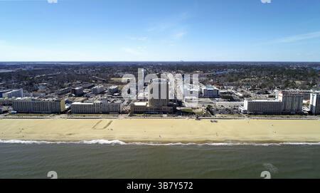 5 aprile 2024, Virginia Beach, Virginia, USA: Una vista aerea del fronte oceano di Virginia Beach con la 31esima. Strada che corre in mezzo, come si vede alle 12:30 del 6 marzo 2021. (Immagine di credito: © Stephen M. Katz/The Virginian-Pilot via ZUMA Press Wire) Foto Stock