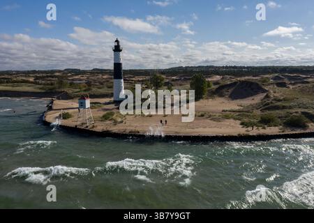 20 novembre 2020, Stati Uniti: Una nuova diga protegge il faro di Big Sable Point presso il Ludington State Park a Ludington, Michigan, il 30 settembre 2020. (Immagine di credito: © Zbigniew Bzdak/Chicago Tribune via ZUMA Press Wire) Foto Stock