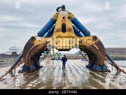 23 aprile 2024: Una torre di salvataggio da 200 tonnellate sopra un longshoreman dell'Unified Command Response di Key Bridge dopo che la serie di artigli arrivò a Sparrows Point durante il fine settimana per eliminare i relitti dal fondo del fiume Patapsco. La benna idraulica olandese è dotata di quattro artigli indipendenti in grado di sollevare più di 1.000 tonnellate. (Immagine di credito: © The Baltimore Sun/Baltimore Sun/U.S. Corpo dell'esercito di via ZUMA Press Wire) Foto Stock