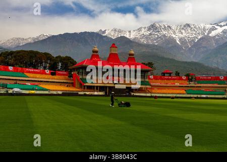 3 maggio 2024, Dharamshala, Himachal Pradesh, India: Preparatore del terreno in vista della partita IPL 2024 tra Punjab Kings e Chennai Super Kings all'HPCA Cricket Stadium di Dharamshala il venerdì. La partita si disputerà il 5 maggio. (Immagine di credito: © Shailesh Bhatnagar/ZUMA Press Wire) Foto Stock