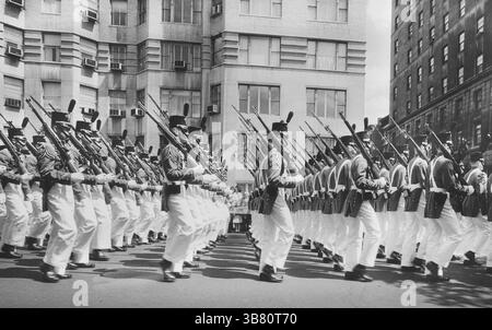 15 settembre 2020, New York City, New York, USA: Soldati in uniforme in marcia in parata, New York City, New York, USA, Angelo Rizzuto, Anthony Angel Collection, maggio 1959 (immagine di credito: © JT Vintage via ZUMA Press Wire) Foto Stock
