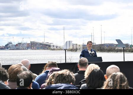 5 aprile 2024, Dundalk, MD, Stati Uniti d'America: Il segretario dei trasporti degli Stati Uniti Pete Buttigieg fa delle osservazioni durante una visita al sito del disastro di Francis Scott Key Bridge con il presidente degli Stati Uniti Joe Biden a Sollers Point, 5 aprile 2024 a Dundalk, Maryland. (Immagine di credito: © Joe Andrucyk/Mdgovpics/Planet Pix via ZUMA Press Wire) Foto Stock
