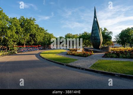 Budapest, Ungheria - 5 luglio 2024: Un punto di riferimento storico nel cuore della natura: Il Monumento del Centenario sulla pittoresca Isola Margherita di Budapest. Foto Stock