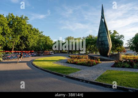Budapest, Ungheria - 5 luglio 2024: Ciclista che percorre il percorso circolare intorno al Monumento centenario sull'isola Margherita, Budapest, godendosi lo scen Foto Stock