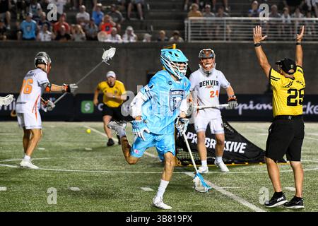 5 luglio 2024, Boston, Massachusetts, Stati Uniti: L'attaccante del New York Atlas XANDER DICKSON (10) corre dalla ragazza per celebrare il suo obiettivo all'Harvard Stadium di Boston, Massachusetts. Gli Atlas hanno sconfitto i Denver Outlaws 17â€“5. (Immagine di credito: © Evan Sayles/ZUMA Press Wire) Foto Stock