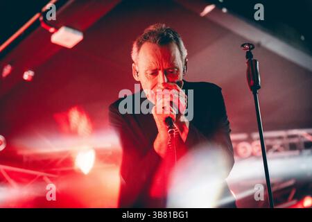 7 aprile 2024, MalmÃ, Copenaghen, Svezia: Malmo, Svezia. 7 aprile 2024. La rock band scozzese The Jesus and Mary Chain si esibisce dal vivo al Plan B di MalmÃ¶. Qui il cantante e cantautore Jim Reid viene visto dal vivo sul palco. (Immagine di credito: © Joe Miller/Gonzales foto tramite ZUMA Press) Foto Stock