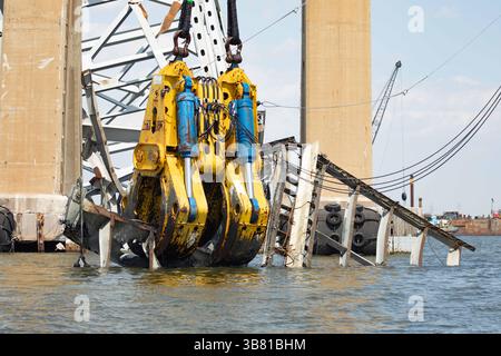28 aprile 2024, Dundalk, MD, Stati Uniti d'America: Gli equipaggi di salvataggio utilizzano l'artiglio idraulico di salvataggio HSWC500-1000 attaccato alla massiccia nave con gru pesante Chesapeake 1000 mentre i lavori continuano a ripulire il relitto del Francis Scott Key Bridge, 29 aprile 2024, vicino a Dundalk, Maryland. Il ponte è stato colpito dalla nave container MV Dali da 984 piedi il 26 marzo e crollò uccidendo sei lavoratori. (Immagine di credito: © Christopher Rosario/U.S. Army/Planet Pix tramite ZUMA Press Wire) Foto Stock