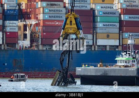 28 aprile 2024, Dundalk, MD, Stati Uniti d'America: Gli equipaggi di salvataggio utilizzano l'artiglio idraulico di salvataggio HSWC500-1000 attaccato alla massiccia nave con gru pesante Chesapeake 1000 mentre i lavori continuano a ripulire il relitto del Francis Scott Key Bridge, 29 aprile 2024, vicino a Dundalk, Maryland. Il ponte è stato colpito dalla nave container MV Dali da 984 piedi il 26 marzo e crollò uccidendo sei lavoratori. (Immagine di credito: © Christopher Rosario/U.S. Army/Planet Pix tramite ZUMA Press Wire) Foto Stock