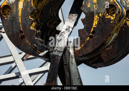 28 aprile 2024, Dundalk, MD, Stati Uniti d'America: Gli equipaggi di salvataggio utilizzano l'artiglio idraulico di salvataggio HSWC500-1000 attaccato alla massiccia nave con gru pesante Chesapeake 1000 mentre i lavori continuano a ripulire il relitto del Francis Scott Key Bridge, 29 aprile 2024, vicino a Dundalk, Maryland. Il ponte è stato colpito dalla nave container MV Dali da 984 piedi il 26 marzo e crollò uccidendo sei lavoratori. (Immagine di credito: © Christopher Rosario/U.S. Army/Planet Pix tramite ZUMA Press Wire) Foto Stock